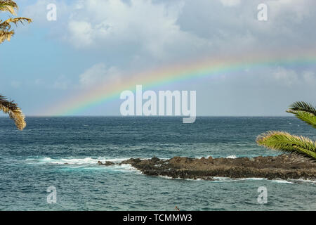 Vue sur la plage Playa de la Arena et arc-en-ciel sur la mer, le phénomène de la nature, des couleurs vives sur l'arc-en-ciel et ciel nuageux Banque D'Images