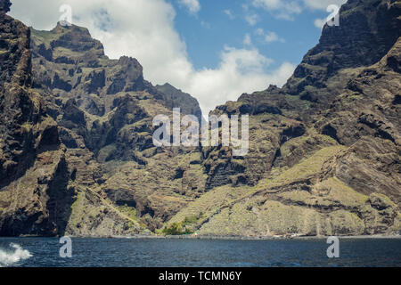 Les roches dans la gorge de Masca, Tenerife, montrant des couches de lave volcanique solidifiée et arc de cercle. Le ravin ou barranco mène à l'océan fr Banque D'Images