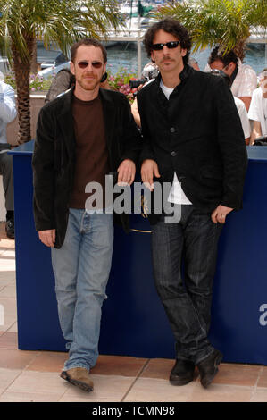 CANNES, FRANCE. 19 mai 2007 : Joel et Ethan Coen à une séance de photos pour leur film 'No Country for Old Men' à la 60e Annual International Film Festival de Cannes. © 2007 Paul Smith / Featureflash Banque D'Images