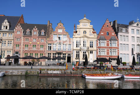 Vieilles maisons traditionnelles colorées le long du canal et bateaux en destination touristique populaire Gand, Belgique Banque D'Images