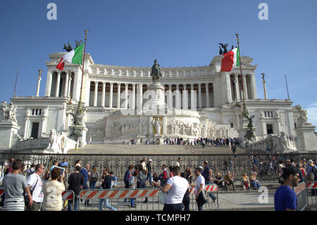 Le monument de Vittorio Emanuele II, à Rome, Italie. Il abrite le tombeau du soldat inconnu. Banque D'Images