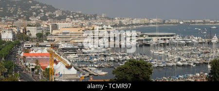 CANNES, FRANCE. 26 mai 2007 : vue générale du port et la baie de Cannes montrant le Palais des Festivals depuis le haut du Suquet, Cannes. © 2007 Paul Smith / Featureflash Banque D'Images