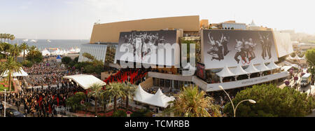 CANNES, FRANCE. 26 mai 2007 : Panorama de Le Palais des festivals au cours de la 60th Annual International Film Festival de Cannes. © 2007 Paul Smith / Featureflash Banque D'Images