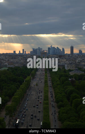 Portrait de l'Arc de Triomphe vu du haut de la grande roue de la Place de la Concorde, à Paris, France. Banque D'Images