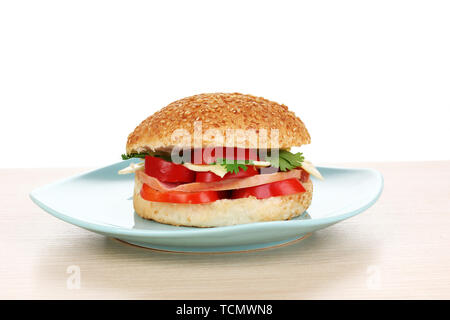 Sandwich appétissant sur la plaque de couleur isolated on white Banque D'Images