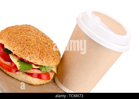 Sandwich appétissant avec café en gobelet jetable isolated on white Banque D'Images