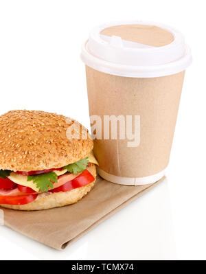 Sandwich appétissant avec café en gobelet jetable isolated on white Banque D'Images