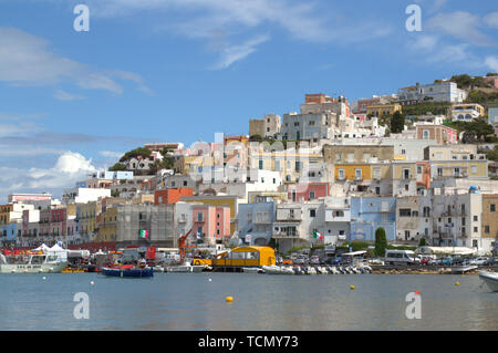 Maisons colorées sur le port de Ponza, Italie Banque D'Images