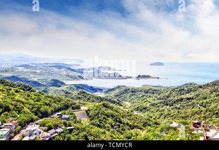 Près de la montagne de Keelung Taipei avec une vue vers l'îlot de Keelung sur Mer de Chine du Sud avec village sur une colline de Jiufen au premier plan. À 588 mètres Banque D'Images