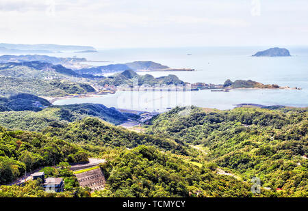 Près de la montagne de Keelung Taipei avec une vue vers l'îlot de Keelung sur Mer de Chine du Sud avec village sur une colline de Jiufen au premier plan. À 588 mètres Banque D'Images