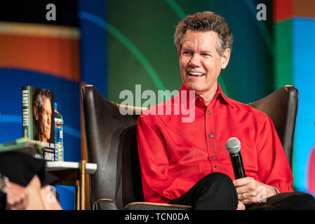 NASHVILLE, TENNESSEE - JUIN 07 : Randy Travis sur scène lors de la deuxième journée de festival de musique CMA 2019 Le 07 juin 2019 à Nashville, Tennessee. Photo : Andrew/MediaPunch Wendowski pour imageSPACE Banque D'Images