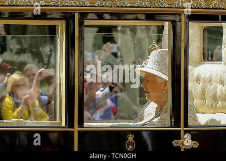 Londres, Royaume-Uni. 8 juin 2019. La Grande-Bretagne La reine Elizabeth II est vu dans un chariot élévateur sur son chemin au palais de Buckingham après la parade la cérémonie des couleurs, qui marque son 93e anniversaire. Credit : Dinendra Haria/Alamy Live News Banque D'Images