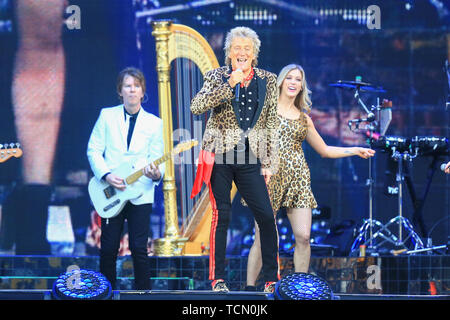 Wolverhampton, Royaume-Uni. 8 juin, 2019. Rock star légendaire Rod Stewart joue un concert à Wolverhampton's Molineux Stadium. Peter Lopeman/Alamy Live News Banque D'Images