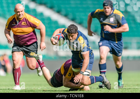 Londres, Royaume-Uni. 08th, 2019 nov. Surry Joel Grant (centre) est abordé au cours de Bill Beaumont County Championship Division 2 finale : Surrey v Leicestershire au stade de Twickenham, le samedi 08 juin 2019. Londres Angleterre . (Usage éditorial uniquement, licence requise pour un usage commercial. Aucune utilisation de pari, de jeux ou d'un seul club/ligue/dvd publications.) Crédit : Taka G Wu/Alamy Live News Banque D'Images