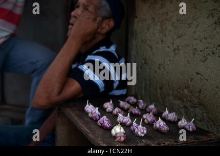 Caracas, Venezuela. 8 juin, 2019. Petare est le plus grand bidonville de Caracas au Venezuela. Un homme vend de l'ail à son petit éventaire. Credit : Allison Dîner/ZUMA/Alamy Fil Live News Banque D'Images