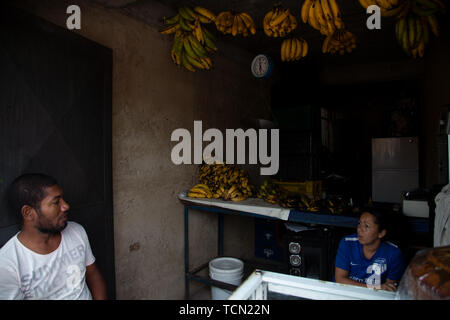 Caracas, Venezuela. 8 juin, 2019. Petare est le plus grand bidonville de Caracas au Venezuela. Les gens s'asseoir près de plantains qui sont à vendre au cours d'une perte d'électricité. Credit : Allison Dîner/ZUMA/Alamy Fil Live News Banque D'Images