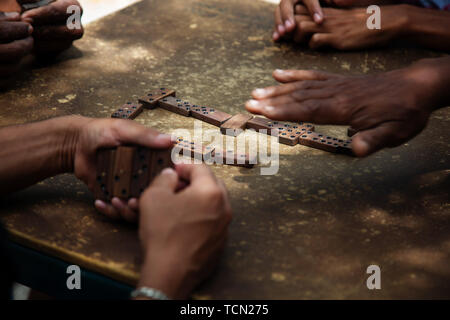 Caracas, Venezuela. 8 juin, 2019. Petare est le plus grand bidonville de Caracas au Venezuela. Les hommes jouent aux dominos durant une panne. Credit : Allison Dîner/ZUMA/Alamy Fil Live News Banque D'Images