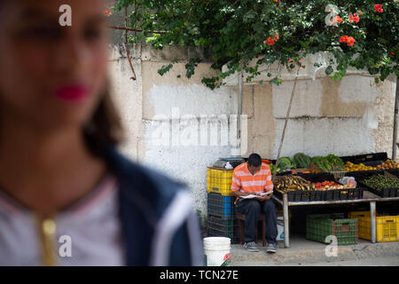 Caracas, Venezuela. 8 juin, 2019. Petare est le plus grand bidonville de Caracas au Venezuela. Un homme tend à son stand de fruits dans la rue. Credit : Allison Dîner/ZUMA/Alamy Fil Live News Banque D'Images