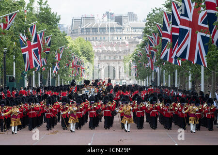 Londres, Grande-Bretagne. 8 juin, 2019. Le centre commercial vers le bas mars soldats pendant la parade la couleur de la cérémonie pour marquer la reine Elizabeth II, 93e anniversaire à Londres, Angleterre, le 8 juin 2019. La reine Elizabeth a célébré son 93e anniversaire officiel à Londres samedi, avec une réunion de famille sur le balcon de Buckingham Palace. Crédit : Ray Tang/Xinhua/Alamy Live News Banque D'Images