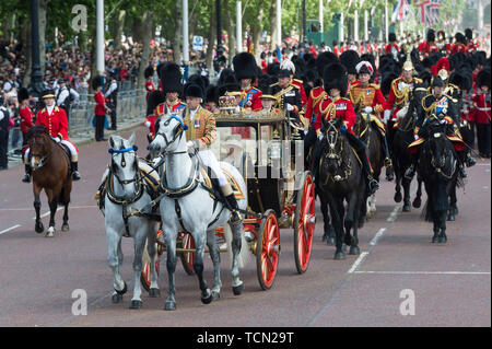 Londres, Grande-Bretagne. 8 juin, 2019. La Grande-Bretagne La reine Elizabeth II revient à Buckingham Palace pendant la parade la couleur de la cérémonie pour marquer son 93e anniversaire à Londres, Angleterre, le 8 juin 2019. La reine Elizabeth a célébré son 93e anniversaire officiel à Londres samedi, avec une réunion de famille sur le balcon de Buckingham Palace. Crédit : Ray Tang/Xinhua/Alamy Live News Banque D'Images