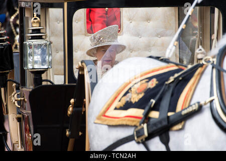 Londres, Grande-Bretagne. 8 juin, 2019. La Grande-Bretagne La reine Elizabeth II s'écarte du palais de Buckingham au cours de la parade la couleur de la cérémonie pour marquer son 93e anniversaire à Londres, Angleterre, le 8 juin 2019. La reine Elizabeth a célébré son 93e anniversaire officiel à Londres samedi, avec une réunion de famille sur le balcon de Buckingham Palace. Crédit : Ray Tang/Xinhua/Alamy Live News Banque D'Images
