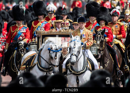 Londres, Grande-Bretagne. 8 juin, 2019. La Grande-Bretagne La reine Elizabeth II revient à Buckingham Palace pendant la parade la couleur de la cérémonie pour marquer son 93e anniversaire à Londres, Angleterre, le 8 juin 2019. La reine Elizabeth a célébré son 93e anniversaire officiel à Londres samedi, avec une réunion de famille sur le balcon de Buckingham Palace. Crédit : Ray Tang/Xinhua/Alamy Live News Banque D'Images