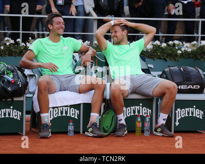 Paris, France. 8 juin, 2019. Kevin Krawietz (R)/Andreas mies d'Allemagne réagir à la suite du double masculin finale contre Viktor Troicki/Fabrice Martin de la France à l'Open de France 2019 Tournoi de Roland Garros à Paris, France, 8 juin 2019. Kevin Krawietz/Andreas Mies a gagné 2-0. Credit : Gao Jing/Xinhua/Alamy Live News Banque D'Images