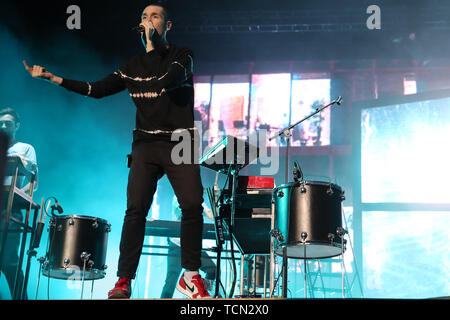 Nuremberg, Allemagne. Le 08 juin, 2019. Dan Smith, chanteur du groupe de rock indépendant britannique, Bastille est sur la scène du festival en plein air "Rock im Park". La fête de la musique soit jusqu'au 9 juin 2019. Crédit : Daniel Karmann/dpa/Alamy Live News Banque D'Images