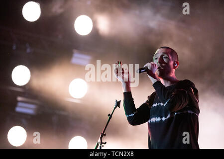 Nuremberg, Allemagne. Le 08 juin, 2019. Dan Smith, chanteur du groupe de rock indépendant britannique, Bastille est sur la scène du festival en plein air "Rock im Park". La fête de la musique soit jusqu'au 9 juin 2019. Crédit : Daniel Karmann/dpa/Alamy Live News Banque D'Images