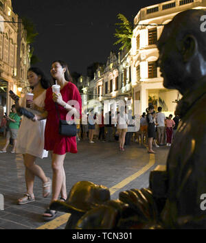 Haikou, province de Hainan en Chine. 8 juin, 2019. Les touristes visitent Qilou street à Haikou, capitale de la province de Hainan en Chine du sud, le 8 juin 2019. Crédit : Yang Guanyu/Xinhua/Alamy Live News Banque D'Images