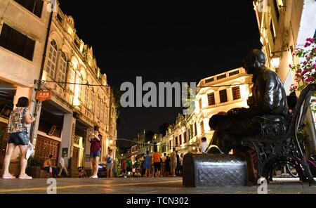 Haikou, province de Hainan en Chine. 8 juin, 2019. Les touristes visitent Qilou street à Haikou, capitale de la province de Hainan en Chine du sud, le 8 juin 2019. Crédit : Yang Guanyu/Xinhua/Alamy Live News Banque D'Images