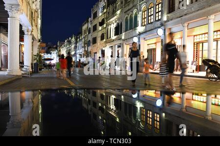 Haikou, province de Hainan en Chine. 8 juin, 2019. Les touristes visitent Qilou street à Haikou, capitale de la province de Hainan en Chine du sud, le 8 juin 2019. Crédit : Yang Guanyu/Xinhua/Alamy Live News Banque D'Images