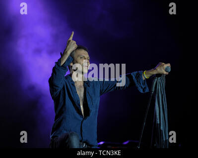 Kiev, Ukraine. Le 08 juin, 2019. Svyatoslav Vakarchuk, leader du célèbre groupe de rock ukrainien "Okean Elzy' et chef du parti politique 'Golos' (Voix) vu l'exécution à son concert après le congrès de son parti. Svyatoslav Vakarchuk a présenté la liste de son parti "Golos" (Voix), avec qui il a l'intention d'aller à des élections anticipées au parlement ukrainien. Le président ukrainien Volodymyr Zelensky a signé un décret sur la dissolution du parlement et l'appel du Parlement suivant les élections le 21 juillet. Credit : SOPA/Alamy Images Limited Live News Banque D'Images