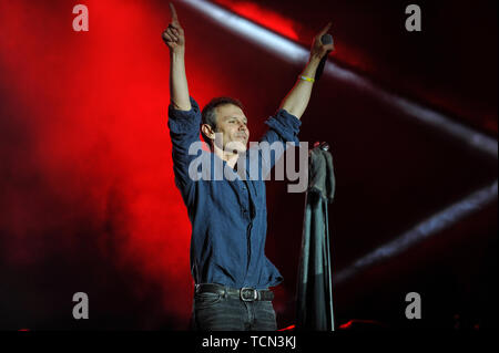 Kiev, Ukraine. Le 08 juin, 2019. Svyatoslav Vakarchuk, leader du célèbre groupe de rock ukrainien "Okean Elzy' et chef du parti politique 'Golos' (Voix) vu l'exécution à son concert après le congrès de son parti. Svyatoslav Vakarchuk a présenté la liste de son parti "Golos" (Voix), avec qui il a l'intention d'aller à des élections anticipées au parlement ukrainien. Le président ukrainien Volodymyr Zelensky a signé un décret sur la dissolution du parlement et l'appel du Parlement suivant les élections le 21 juillet. Credit : SOPA/Alamy Images Limited Live News Banque D'Images