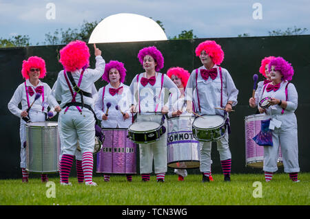 Edinburgh, Ecosse, Royaume-Uni. 8 juin 2019. Ecosse : Le Moonwalk Moonwalk 14 Ecosse 'Walk the Walk' night-time event. Toutes les femmes d'Édimbourg Percussions Samba band Commotion habillés comme des clowns Banque D'Images