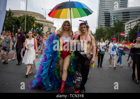 Varsovie, Pologne. Le 08 juin, 2019. Deux Drag Queens mars avec un parapluie arc-en-ciel au cours de la fierté de Varsovie. La Marche pour l'égalité a également appelé la Pride de Varsovie, a rassemblé des milliers de personnes dans les rues de Varsovie, à l'époque où le mouvement des droits des homosexuels en Pologne est assiégé par les discours de haine et une campagne gouvernementale qui représente une menace pour les familles et la société. Credit : SOPA/Alamy Images Limited Live News Banque D'Images