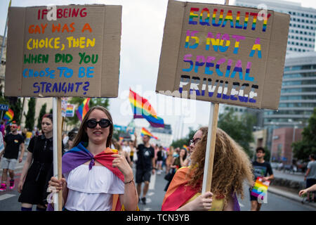 Varsovie, Pologne. Le 08 juin, 2019. Les gens tiennent des pancartes et des drapeaux arc-en-ciel au cours de la fierté de Varsovie. La Marche pour l'égalité a également appelé la Pride de Varsovie, a rassemblé des milliers de personnes dans les rues de Varsovie, à l'époque où le mouvement des droits des homosexuels en Pologne est assiégé par les discours de haine et une campagne gouvernementale qui représente une menace pour les familles et la société. Credit : SOPA/Alamy Images Limited Live News Banque D'Images