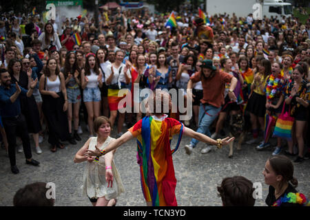 Varsovie, Pologne. Le 08 juin, 2019. Les gens danser dans la foule lors de la Pride de Varsovie. La Marche pour l'égalité a également appelé la Pride de Varsovie, a rassemblé des milliers de personnes dans les rues de Varsovie, à l'époque où le mouvement des droits des homosexuels en Pologne est assiégé par les discours de haine et une campagne gouvernementale qui représente une menace pour les familles et la société. Credit : SOPA/Alamy Images Limited Live News Banque D'Images