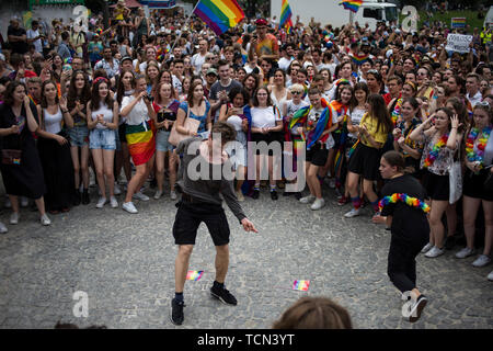 Varsovie, Pologne. Le 08 juin, 2019. Les gens le break dance au cours de la fierté de Varsovie. La Marche pour l'égalité a également appelé la Pride de Varsovie, a rassemblé des milliers de personnes dans les rues de Varsovie, à l'époque où le mouvement des droits des homosexuels en Pologne est assiégé par les discours de haine et une campagne gouvernementale qui représente une menace pour les familles et la société. Credit : SOPA/Alamy Images Limited Live News Banque D'Images