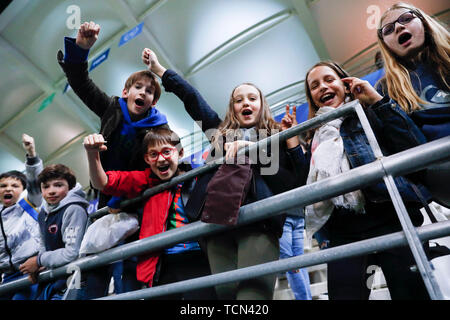 Reims, France. 8 juin, 2019. Fans de réagir devant le groupe une correspondance entre la Norvège et le Nigéria à la 2019 Coupe du Monde féminine de la fifa à Reims, France, le 8 juin, 2019. Credit : Zheng Huansong/Xinhua/Alamy Live News Banque D'Images