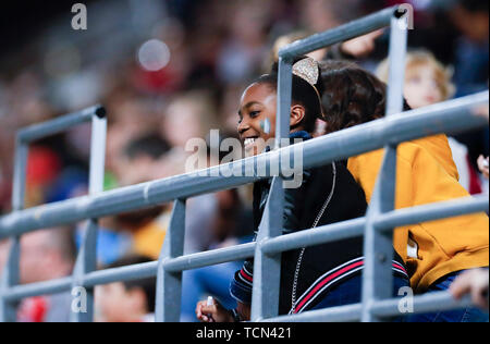 Reims, France. 8 juin, 2019. Une fille réagit devant le groupe une correspondance entre la Norvège et le Nigéria à la 2019 Coupe du Monde féminine de la fifa à Reims, France, le 8 juin, 2019. Credit : Zheng Huansong/Xinhua/Alamy Live News Banque D'Images