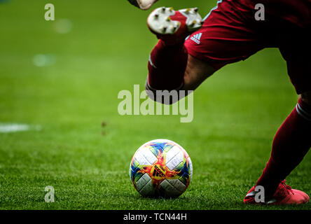 Tallinn, Estonie. Le 08 juin, 2019. Ballon Adidas vu au cours de l'Euro 2020 match de qualification entre l'Estonie et l'Irlande du Nord à Tallinn. (Score final ; l'Estonie 1:2 L'Irlande du Nord) Credit : SOPA/Alamy Images Limited Live News Banque D'Images