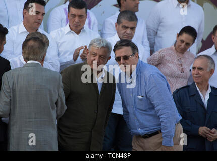 Tijuana, au Mexique. Le 08 juin, 2019. Andres Manuel Lopez Obrador (centre gauche), Président du Mexique, et Marcelo Ebrard (centre r), Ministre des affaires étrangères du Mexique, s'agit lors d'un rallye. Le gouvernement mexicain a célébré l'accord avec les États-Unis dans le conflit relatif à l'immigration illégale et de tarifs punitifs avec un rassemblement dans la ville frontière de Tijuana. Credit : Omar Martínez/dpa/Alamy Live News Banque D'Images