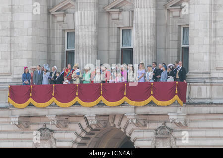 London UK. 8 juin 2019. Les membres de la famille royale sur le balcon du palais de Buckingham pour regarder le défilé lors de la parade la cérémonie des couleurs pour célébrer Sa Majesté la Reine Elizabeth II 93e anniversaire officiel Crédit : amer ghazzal/Alamy Live News Banque D'Images