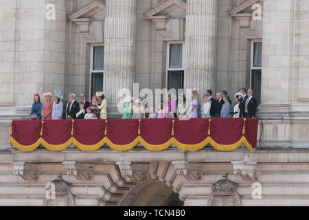 London UK. 8 juin 2019. Les membres de la famille royale sur le balcon du palais de Buckingham pour regarder le défilé lors de la parade la cérémonie des couleurs pour célébrer Sa Majesté la Reine Elizabeth II 93e anniversaire officiel Crédit : amer ghazzal/Alamy Live News Banque D'Images