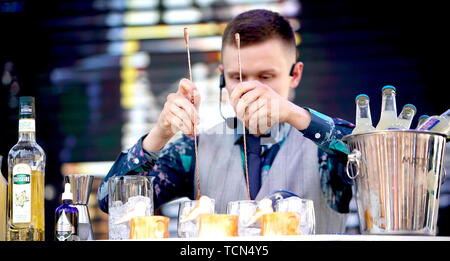 (190609) -- PRAGUE, Juin 9, 2019 (Xinhua) -- un barman cocktail mix pendant le championnat du monde dans le mélange de cocktails sans alcool Boisson Grand Mattoni (MGD) tenue à la place de la Vieille Ville à Prague, en République tchèque, le 8 juin 2019. Les barmans de 20 pays et régions mélanger leurs cocktails à l'endroit. Le cocktail sans alcool Mattoni concours se déroule sous les auspices de l'International Bar Association (IBA) pour la neuvième fois. (Xinhua/Kesnerova Dana) Banque D'Images