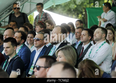 Kiev, Ukraine. 9 juin, 2019. Les participants suivent le congrès du parti politique "serviteur du peuple" à Kiev, Ukraine, le 9 juin 2019. Le parti politique "serviteur du peuple" du Président ukrainien Volodymyr Zelenskiy ne prend part au début des élections du Parlement européen, campagne, qui aura lieu le 21 juillet 2019. Crédit : Serg Glovny/ZUMA/Alamy Fil Live News Banque D'Images