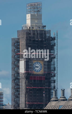 Londres, Royaume-Uni. 09Th Juin, 2019. Les visages de Big Ben, l'Elizabeth Tower, commencent à réapparaître comme la lenteur pénible rennovations du Palais de Westminster de continuer. Crédit : Guy Bell/Alamy Live News Banque D'Images