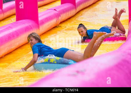 Bournemouth, Dorset, UK. 9 juin 2019. Le 120m de long toboggan géant revient pour sa deuxième année à Richmond Hill, Bournemouth pour une journée de plaisir de glisser 'n' Slide sur le toboggan. La diapositive est due pour tout le week-end, mais a dû être annulé en raison de la haute hier les vents. Beaucoup de rires pour les participants et à regarder ! Credit : Carolyn Jenkins/Alamy Live News Banque D'Images