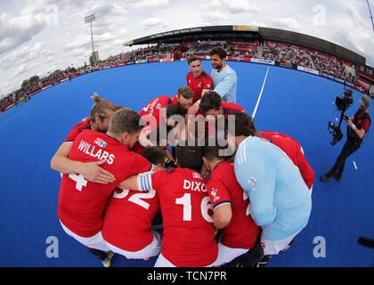 Londres, Royaume-Uni. 9 juin 2019. 9 juin 2019, Lee Valley Hockey et Tennis Centre, Londres, Angleterre ; FIH Hommes Pro Hockey League, GBR comparativement à l'Australie, la Grande-Bretagne se blottissent les joueurs avant le coup d'Action Crédit : Plus de Sports/Alamy Live News Banque D'Images